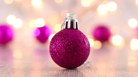 roze glitter kerstversiering met knipperende lichten op lichtthema
