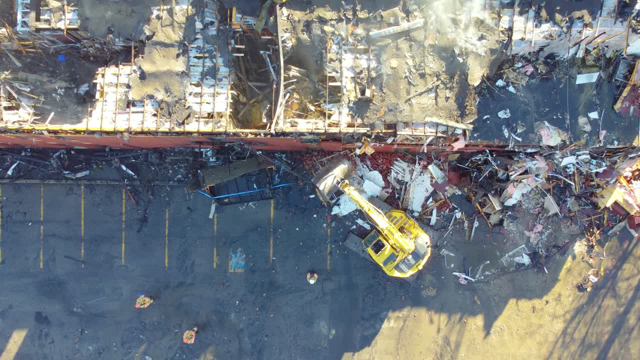 drone ascendente disparado sobre un edificio devastado por el fuego ubicado en toronto, canadá