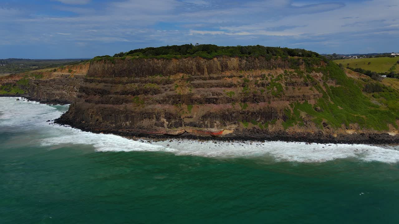 Waves Crashing At Coastal Cliffs - Lennox Point Headland - Pat Morton Lookout In Lennox Head - New South Wales, Australia
