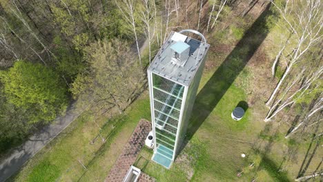 Torre-De-Cristal-Científica-En-Medio-Del-Parque.