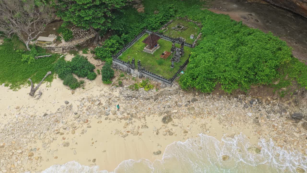 Vista aerea della spiaggia di Sunfish e del tempio indù a Nusa Penida
