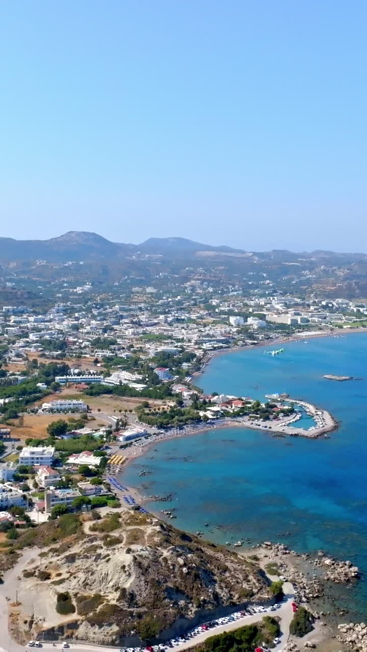 Faliraki kıyı şeridinin üzerinde geriye doğru çekilen bir hava görüntüsü, Yunanistan'da yaz.