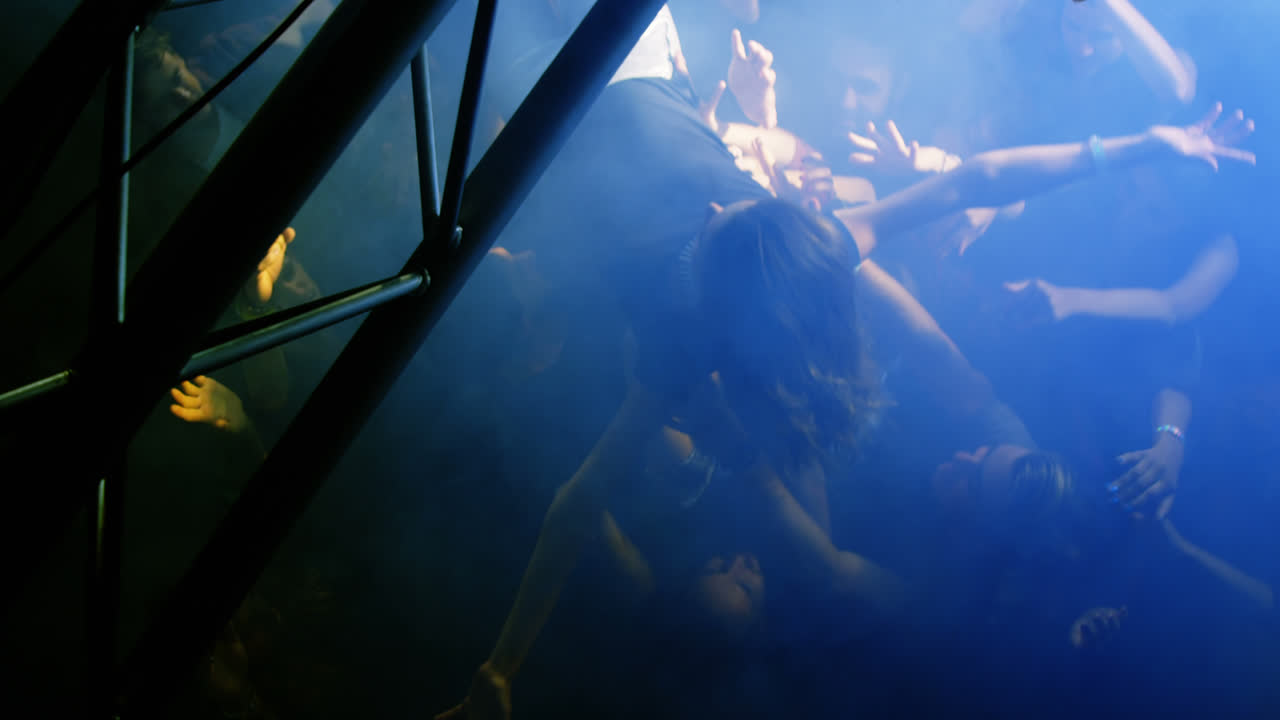 crowd surfing en un concierto 4k