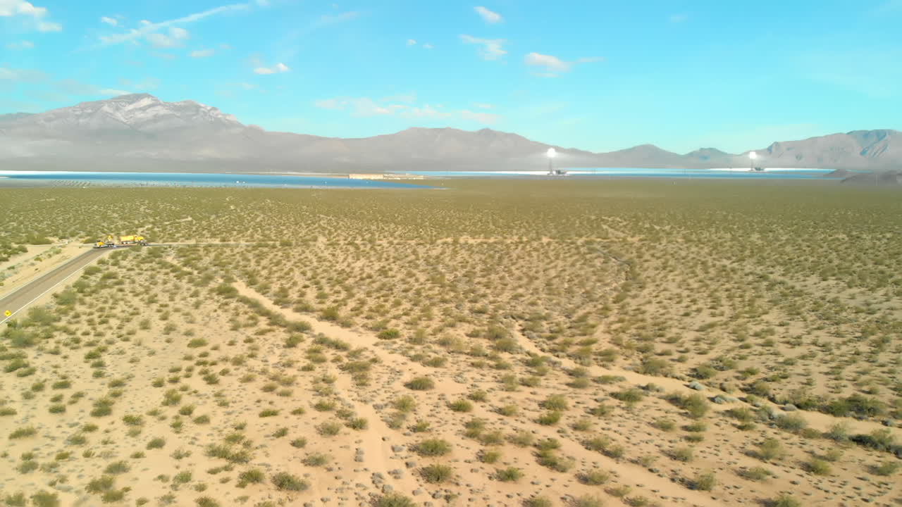 antena de generadores eléctricos solares en el desierto