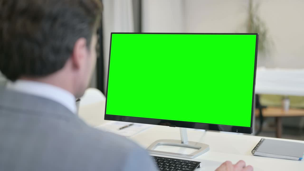 hombre de negocios usando una computadora con pantalla verde