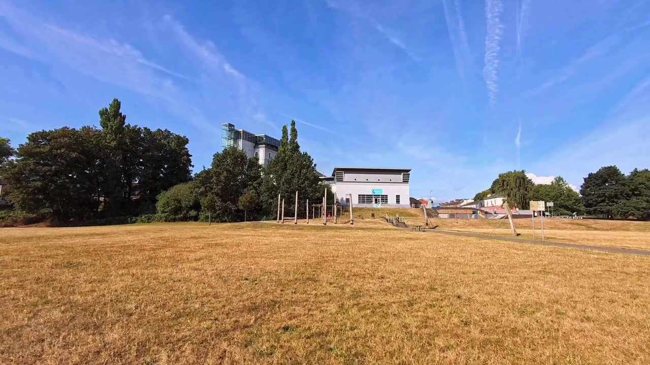 Museo e centro di scoperta scientifica Catalyst di Widnes, isola di Golden Spike, campi d'erba.