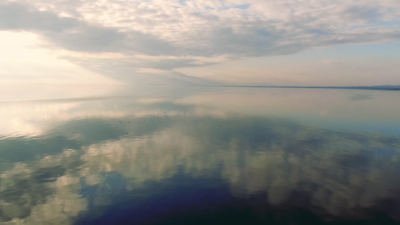 하늘 위 를 날아다니는 새 들 의 무리 는 소금 호수, 소금 해 를 반영 하고 있다. 설립  ⁇ , 지평선 은 대칭적 이며, 거울 호수 시야