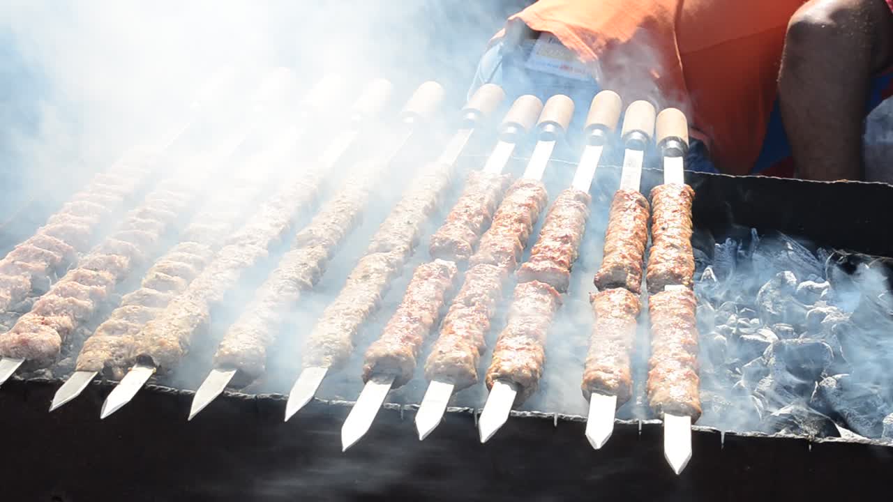 Processo di preparazione di un barbecue su un braciere. Tecnologia di preparazione di uno spiedino su un braciere