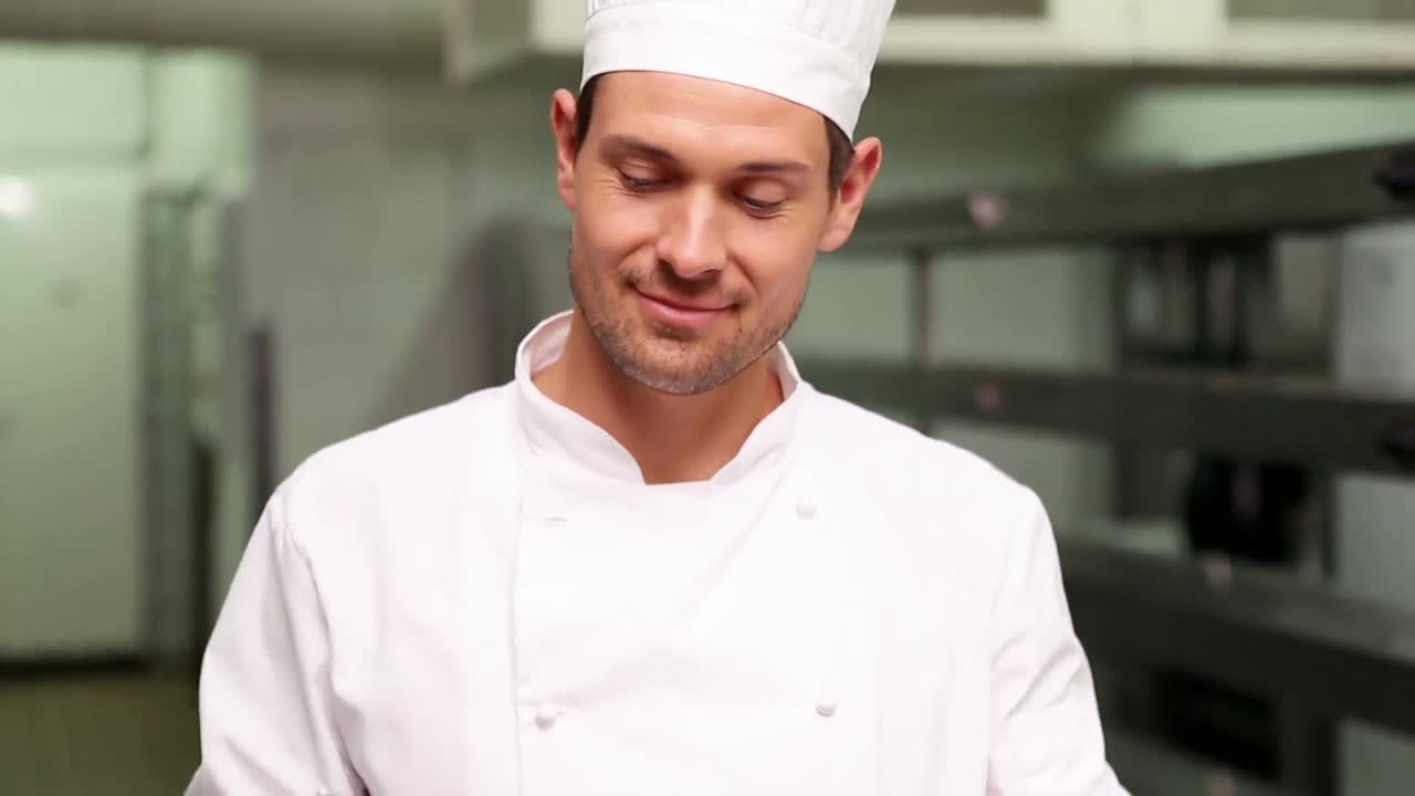 Chef afilando un cuchillo