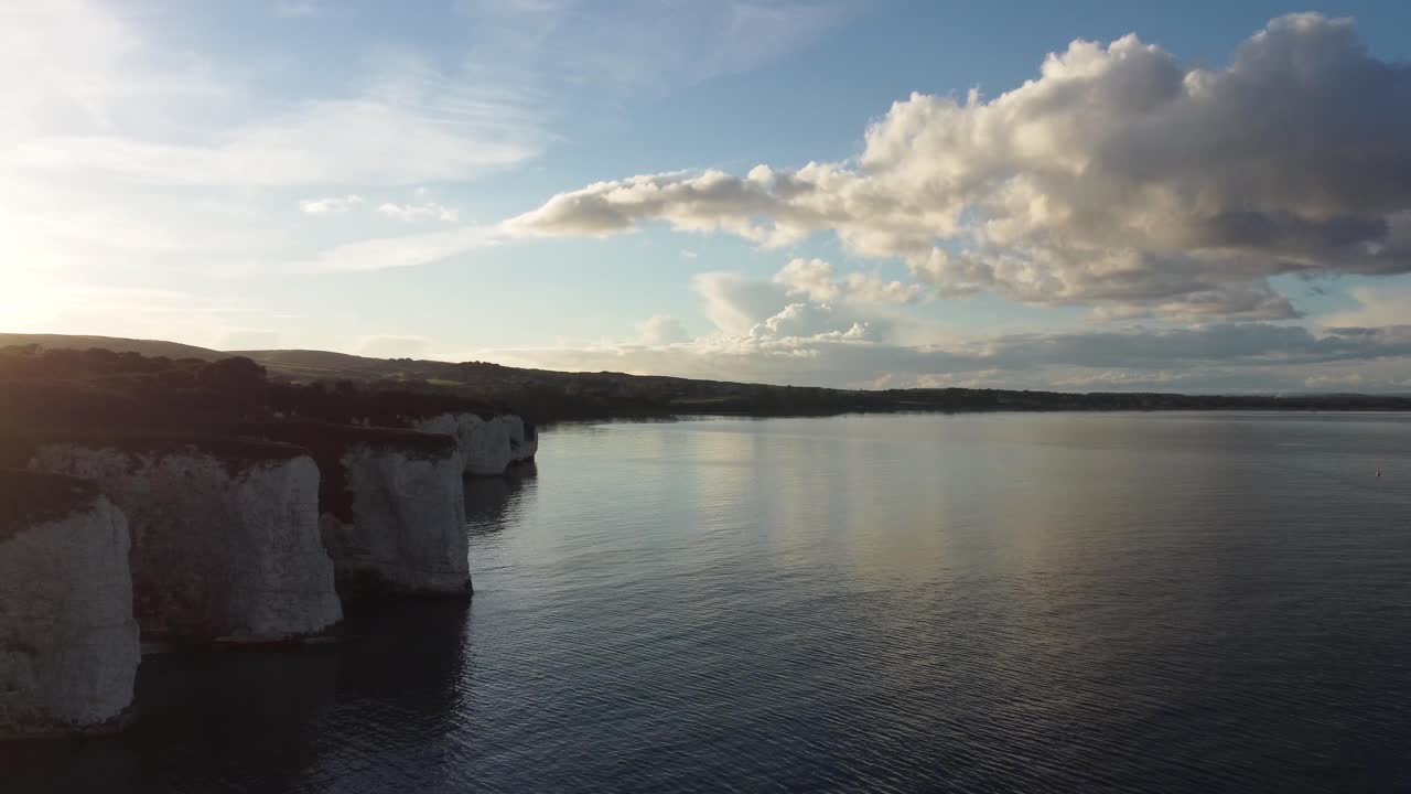 vista panorámica aérea de 4k con drones de los acantilados de old harry rocks, en dorset, en la costa inglesa durante la puesta de sol