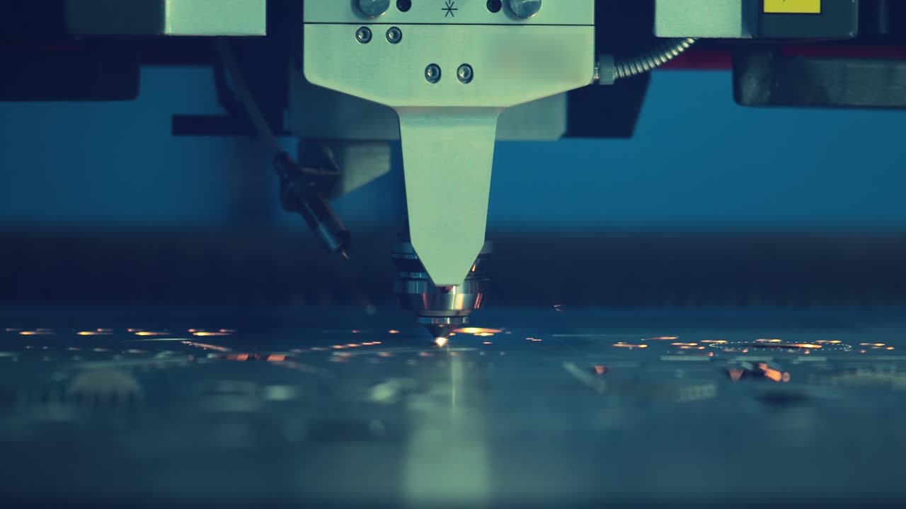 corte láser cnc de metal, tecnología industrial moderna.