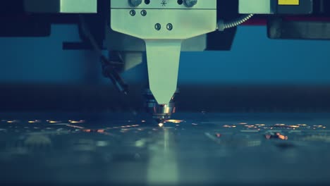 corte láser cnc de metal, tecnología industrial moderna.