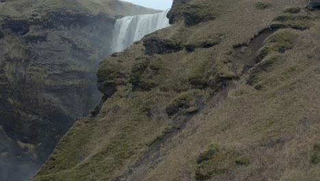 Glatte-Enthüllungsaufnahme-Des-Skógafoss-Wasserfalls-In-Island