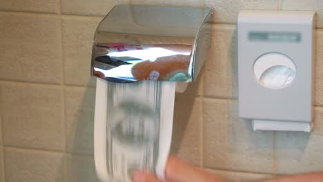 usando papel higiénico de dólar en 4k en cámara lenta 60 fps