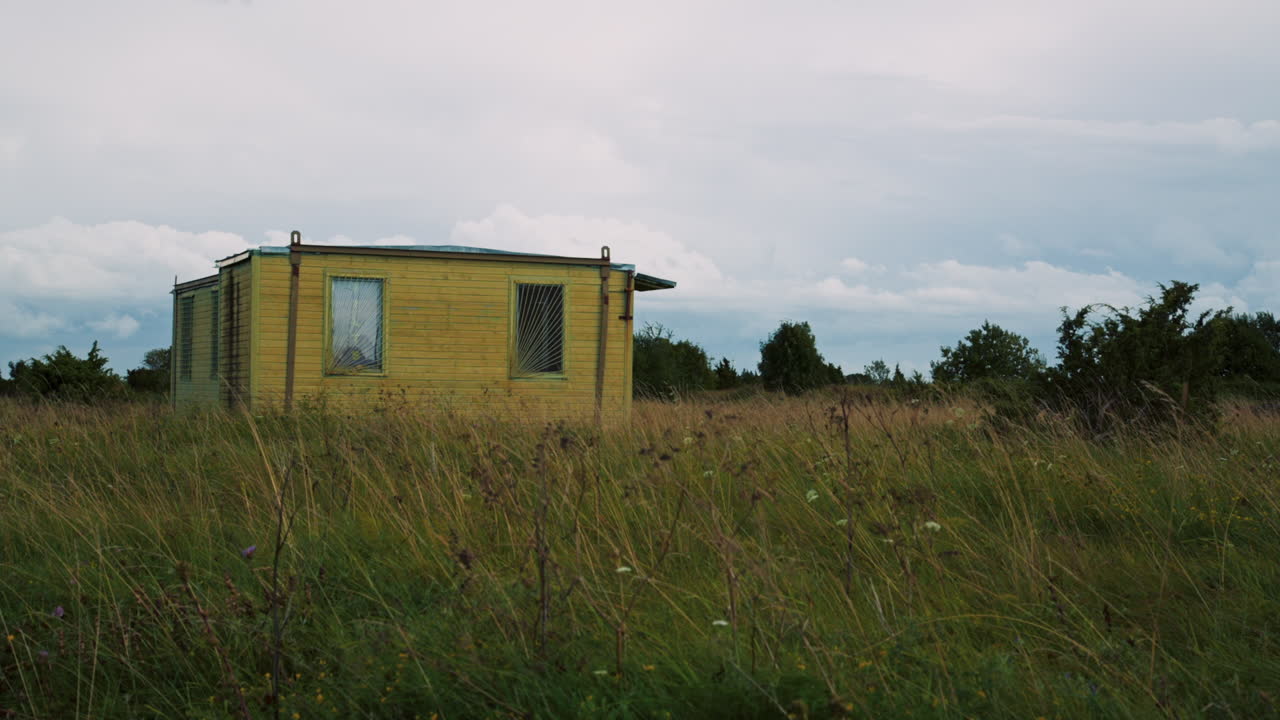 vista exterior de una choza abandonada con ventanas rotas