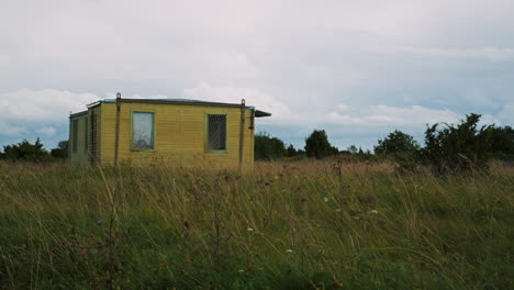 Außenansicht-Einer-Verlassenen-Hütte-Mit-Zerbrochenen-Fenstern