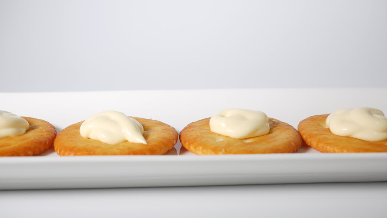 마요네즈와 함께 둥근 크래커