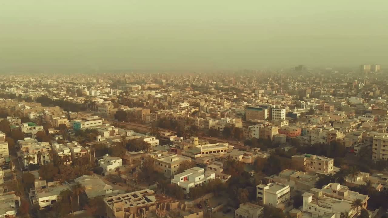 vista aérea de la ciudad de karachi en pakistán con contaminación del aire smog