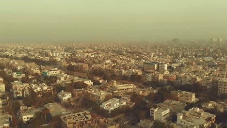 Vista-Aérea-De-La-Ciudad-De-Karachi-En-Pakistán-Con-Contaminación-Del-Aire-Smog