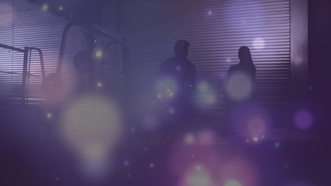 체육관 에서 운동 하는 건강 한 남자 와 여자 위 에 반 ⁇ 이는 빛 의 애니메이션