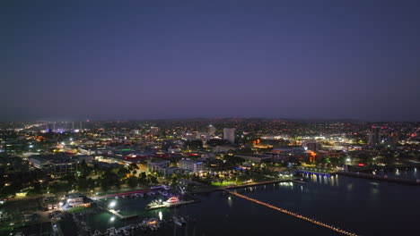 Antena-De-La-Ciudad-De-Geelong,-Australia,-Temprano-En-La-Mañana-Antes-Del-Amanecer.