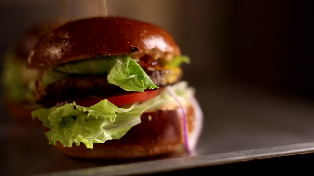 Cottura di salsicce e hamburger