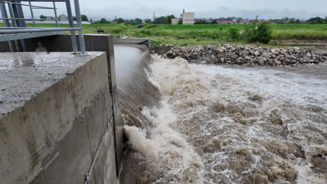 instalación hidroeléctrica compacta en un río