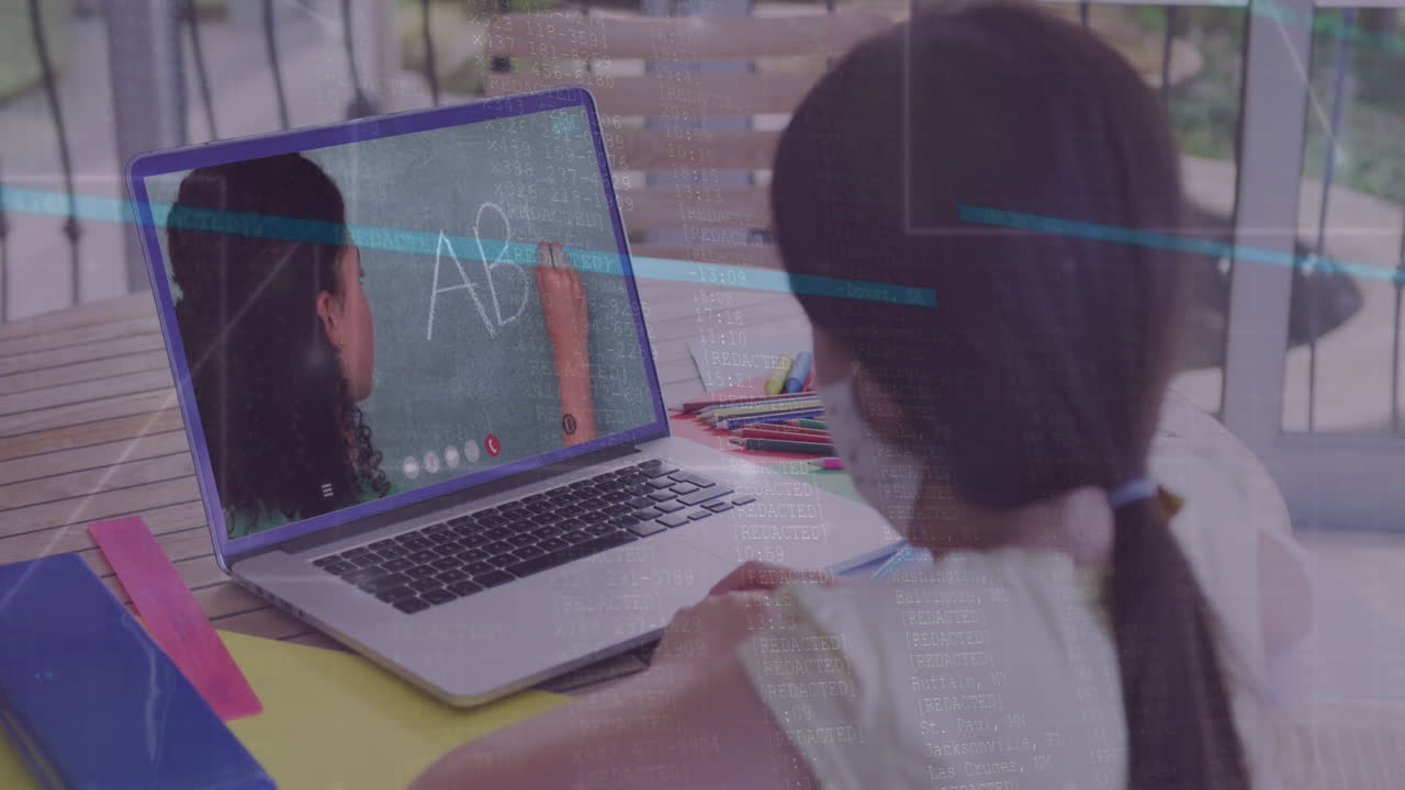 노트북에서 비디오 통화를 하는 얼굴 마스크를 착용 한 소녀의 뒷면에서 데이터 처리의 애니메이션