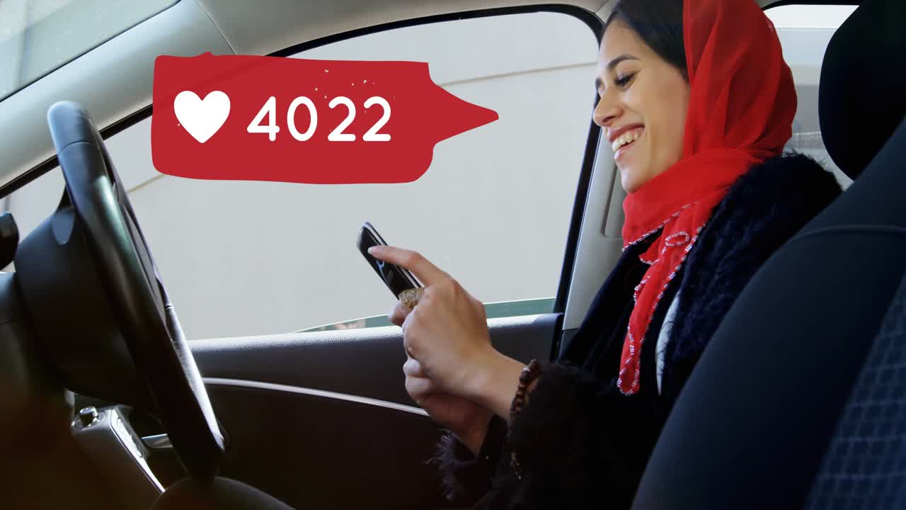 mujer enviando mensajes de texto mientras sonríe dentro de un coche 4k