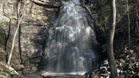 Hochschwenken-Auf-Einen-Ruhigen,-Kaskadierenden-Wasserfall-Im-Wald,-4k