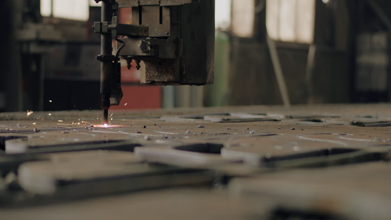 primer plano del acero de corte con primer plano del plasma de las chispas durante el corte