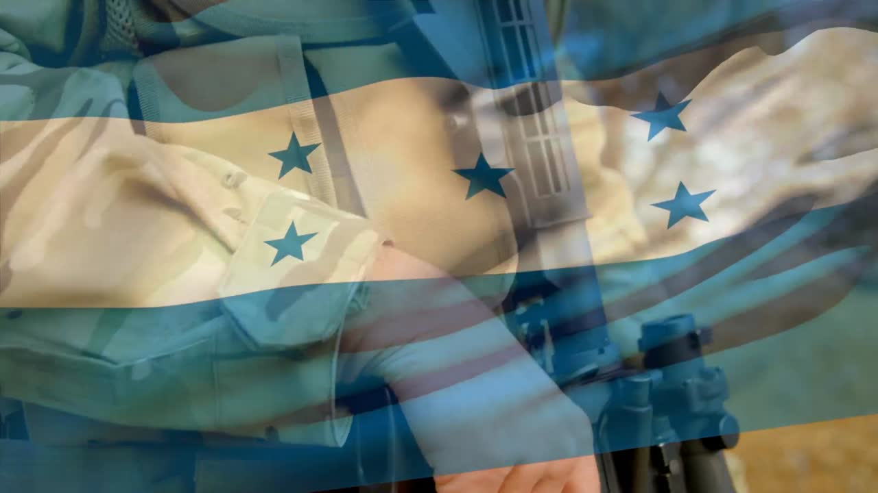 혼두라스의  ⁇ 발이 무기를 들고 있는 남성 군인 위에 있는 애니메이션