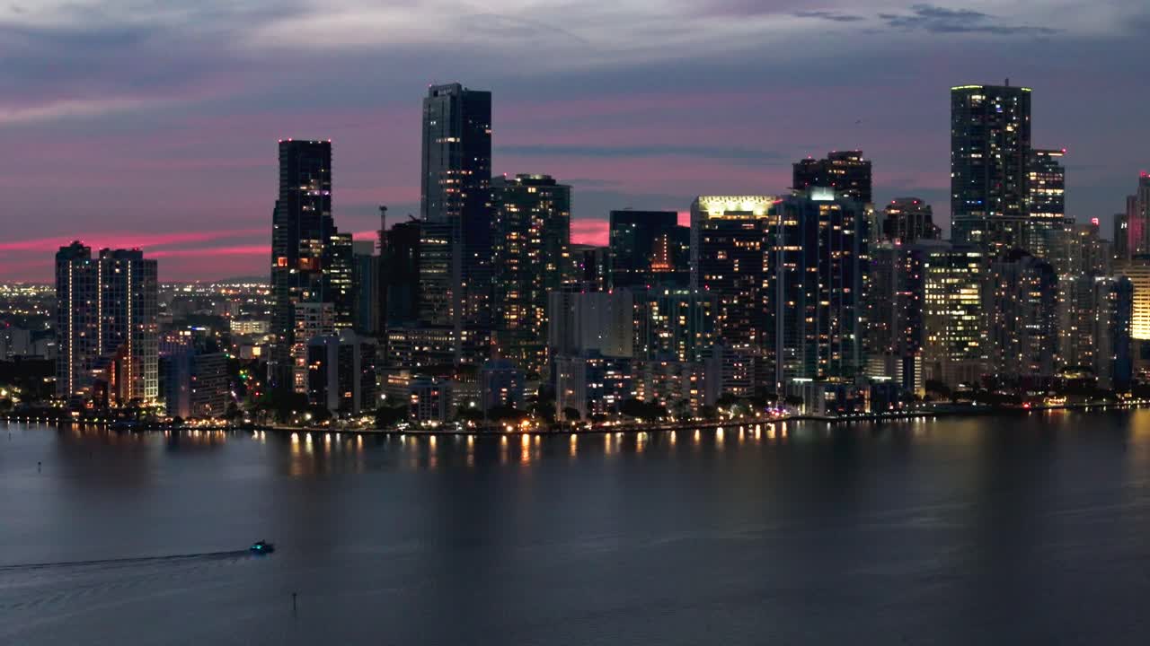 Foto aerea dei lampioni di Miami di notte da Virginia Key al crepuscolo