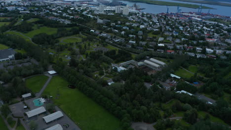 Blick-Aus-Der-Vogelperspektive-Auf-Das-Viertel-Und-Die-Innenstadt-Von-Reykjavik.-Luftaufnahme-Der-Isländischen-Hauptstadt.-Reiseziel.-Fernweh.-Reykjavik-Ist-Die-Nördlichste-Hauptstadt-Eines-Souveränen-Staates