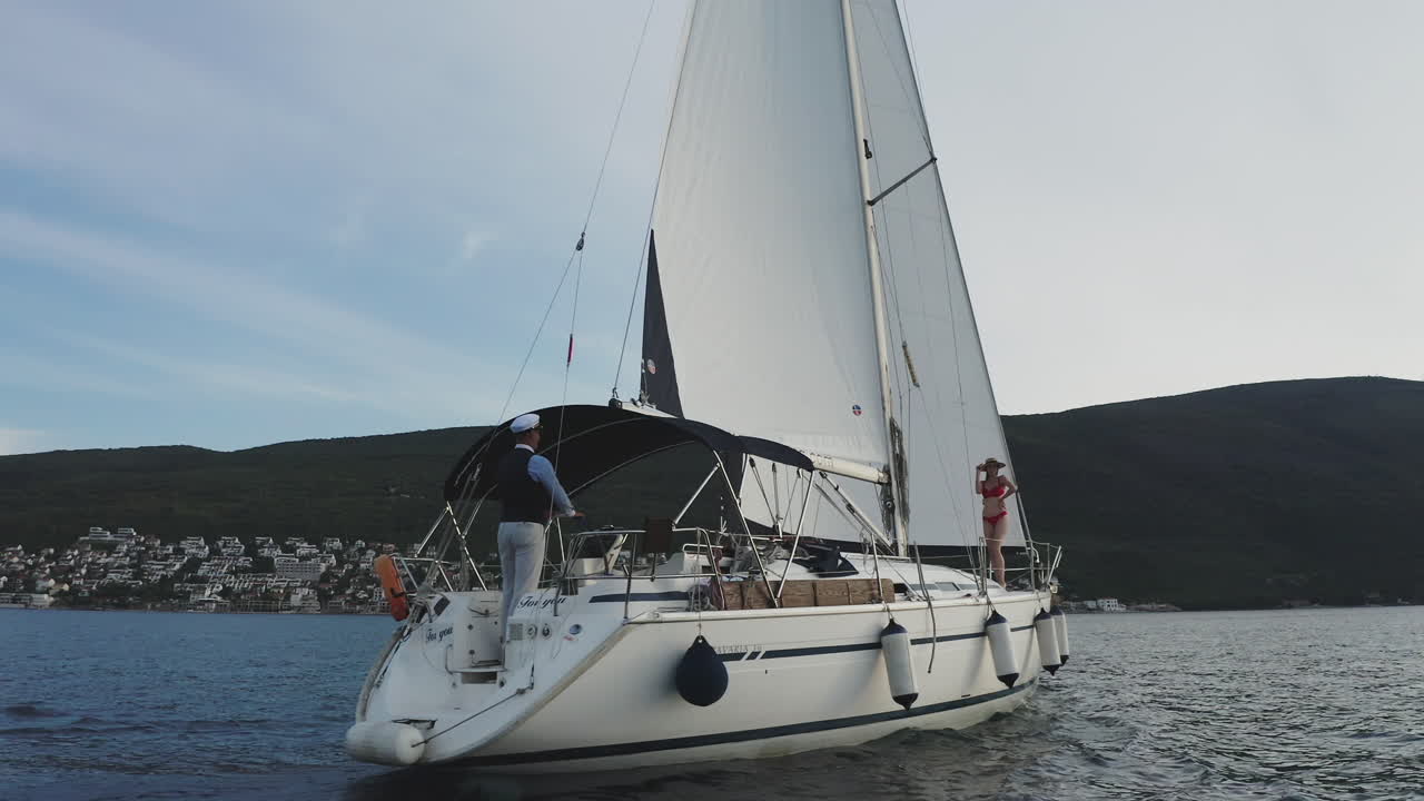 요트 를 타고 항해 하는 부부