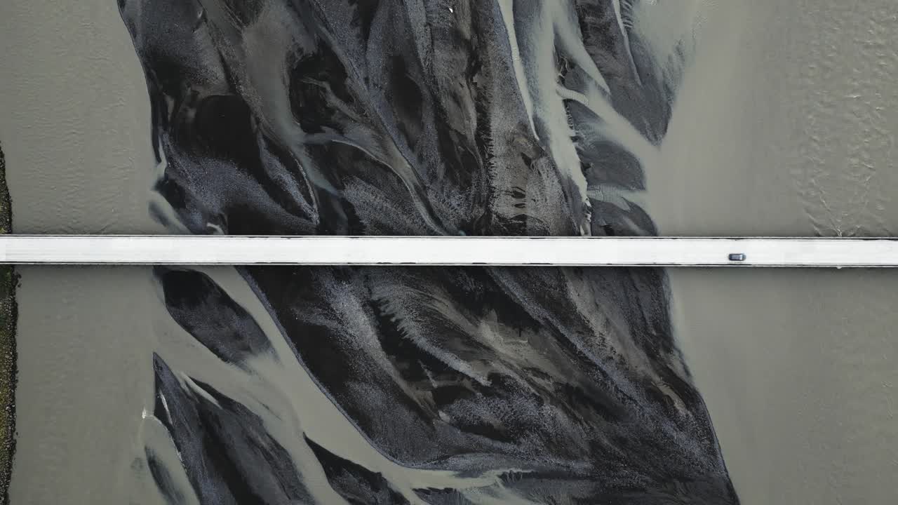 vista desde arriba del puente borgarfjarðarbrúin, borgarnes, islandia - tomada por un avión no tripulado