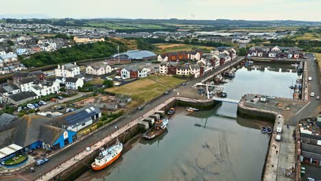 el pequeño pueblo pesquero inglés de maryport en allerdale un distrito de cumbria, inglaterra-1