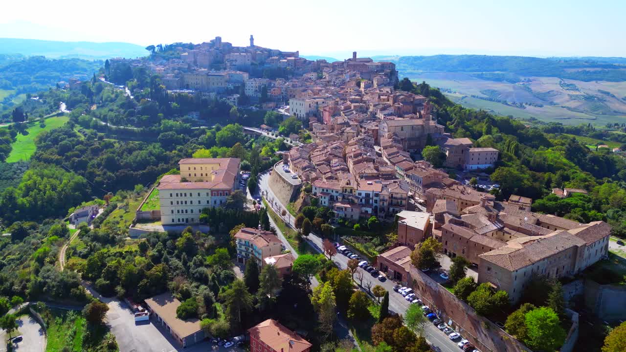 vista aérea mágica desde arriba vuelo montepulciano toscana pueblo medieval de montaña