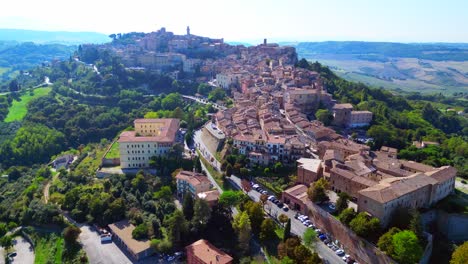 Magischer-Luftflug-Von-Oben-Montepulciano-Toskana-Mittelalterliches-Bergdorf