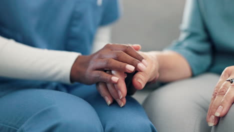 Enfermera,-Tomados-De-La-Mano-Y-Apoyando-Al-Paciente-Con-Cáncer