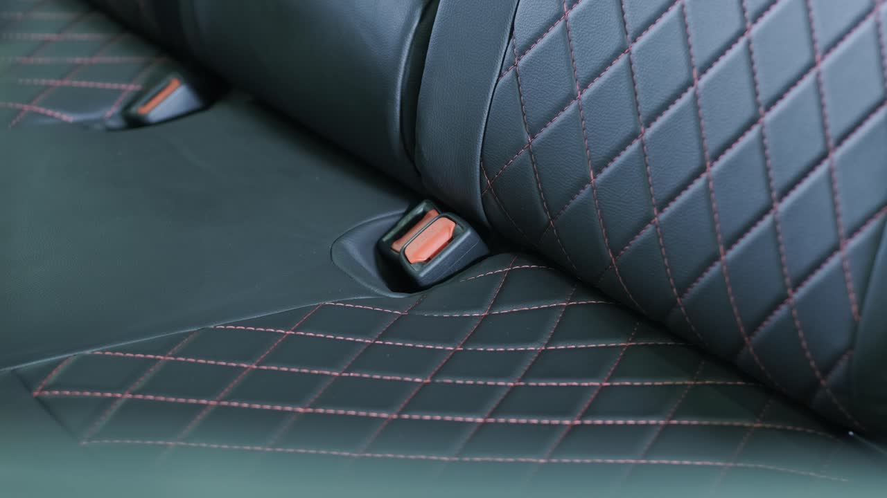 cubiertas de asiento de cuero negro en el coche. hermoso diseño interior de automóvil de cuero. asientos de cuero de lujo en el automóvil.