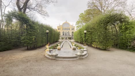 Weitwinkelaufnahme-Eines-Parks-Mit-Einem-Bach,-Einem-Großen-Haus-In-Der-Flora-In-Köln,-Deutschland