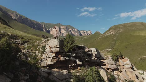 Mujer, excursión, en, montañas