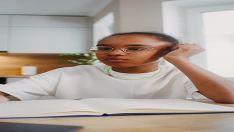 una adolescente que estudia en casa