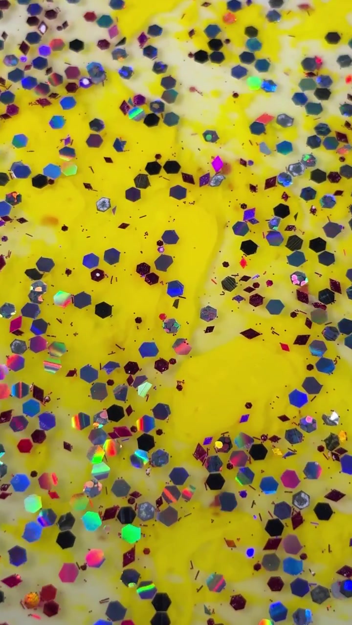 Primo piano di coriandoli e glitter gialli