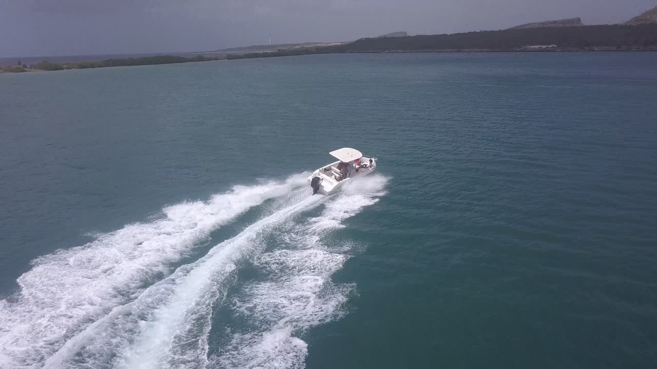 barco acelerando en el agua al doblar una esquina