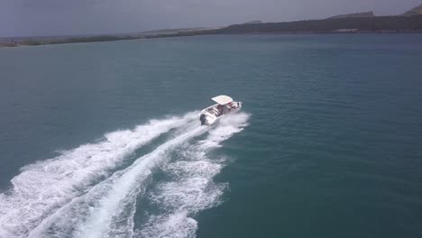 Barco-A-Toda-Velocidad-En-El-Agua-Doblando-Una-Esquina