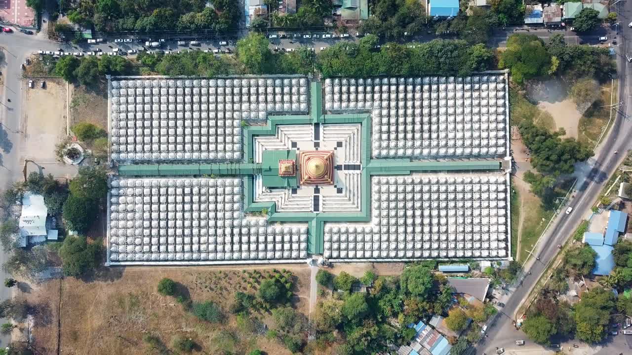 una toma aérea muestra el fascinante arreglo de estupas blancas en la pagoda sandar mu ni en mandalay, myanmar, destacando el diseño simétrico y la estructura dorada central,