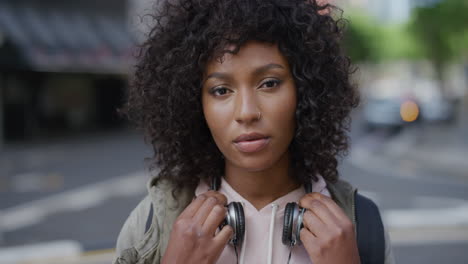 Retrato-De-Una-Atractiva-Mujer-Afroamericana-Que-Parece-Tranquila-Y-Pensativa-Ante-La-Cámara-Joven-Estudiante-Negra-En-El-Fondo-Urbano-De-La-Ciudad-Serie-De-Personas-Reales