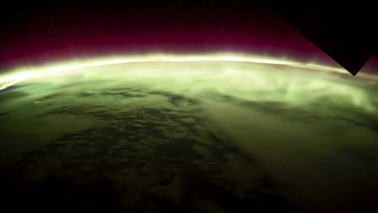 planeta tierra en rotación con aurora y galaxia de estrellas